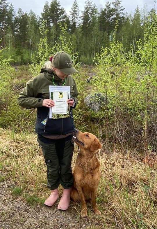 Riikka Lammi ja kultainennoutaja Käpy